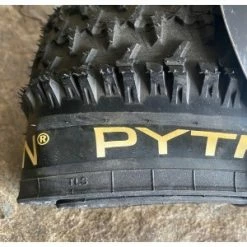 Pneu HUTCHINSON PYTHON 2 27,5x2.25 Hardskin RaceRipost Enduro Tubeless Ready Souple -Vélos Soldes Magasin pneu hutchinson python 2 275x225 hardskins raceripost enduro tubeless ready souple 1